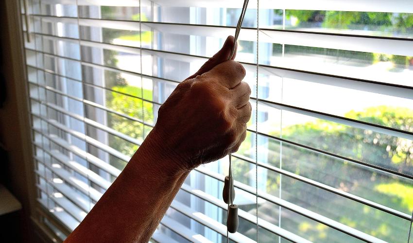 How to Close Window Blinds